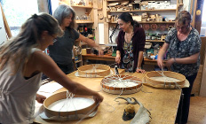 Die ersten Verspannungen des Pergaments auf dem Trommelrahmen …