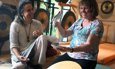 … werden sie in einem Ritual eingeweiht.