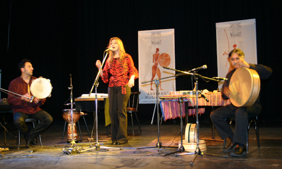 Tamburi Mundi Festival, Bühnenansicht mit Lori Cotler, Glen Velez und Murat Coşkun …