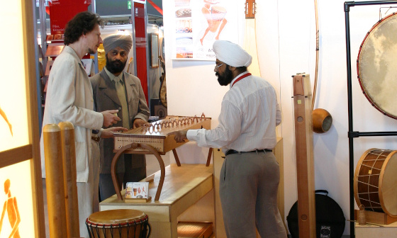 … und führen Verkaufsgespräche mit interessierten Großhändlern aus fernen Ländern (»how much is one of these beautiful drums, if I order 400 pieces?«)