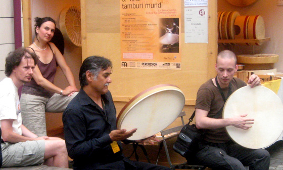 Rudolstadt 2008 hat den Themenschwerpunkt »Rahmentrommel« – Glen Velez und David Kuckhermann spielen an unserem Stand