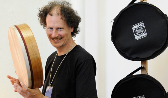Nicolas spielt seine Tar