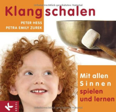 Peter Hess, Petra Emily Zurek: Klangschalen – mit allen Sinnen spielen und lernen (Buch) (Buch & DVD)