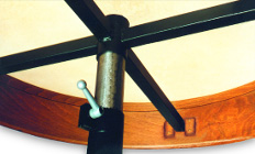 Der Ständer der Tischtrommel ist stufenlos höhenverstellbar von 80 bis 110 cm Spielhöhe.