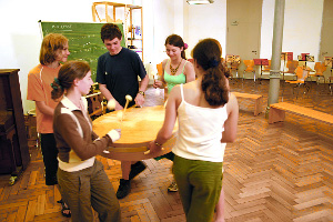 Einsatz der Tischtrommel mit Schlaufen in Bewegung im Klassenzimmer