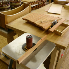 Xylophon-Klangstäbe werden gestimmt.